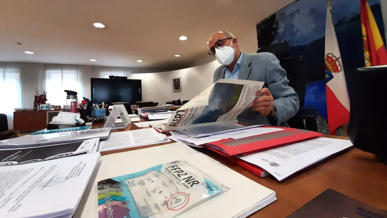 El consejero de Sanidad, Miguel Rodr&iacute;guez durante la entrevista que le hizo ALERTA. / S. D&Iacute;AZ