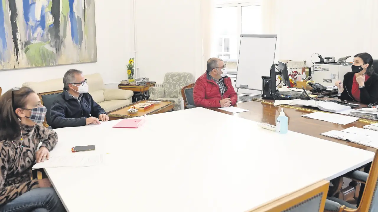 La alcaldesa Gema Igual durante la reuni&oacute;n con los representantes de los vecinos de Cueto. / ALERTA