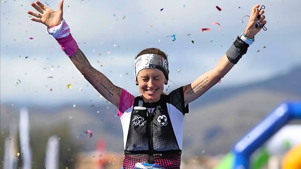 Azara Garc&iacute;a de los Salmones, feliz al cruzar la l&iacute;nea de meta. / Transgrancanaria