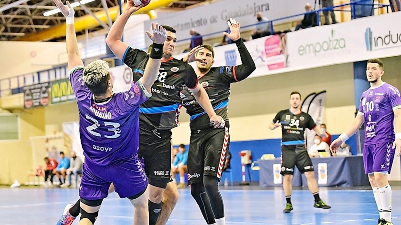 El jugador del Sinf&iacute;n Darko Dimitrievski se dispone a lanzar a porter&iacute;a. / Rafael Mart&iacute;n