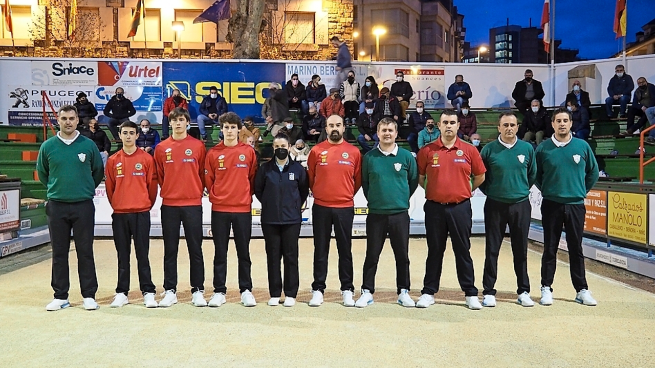 Las formaciones de Torrelavega y Hnos. Borbolla, junto a la colegiada, ayer en la Carmelo Sierra. / Juan Amen&aacute;bar