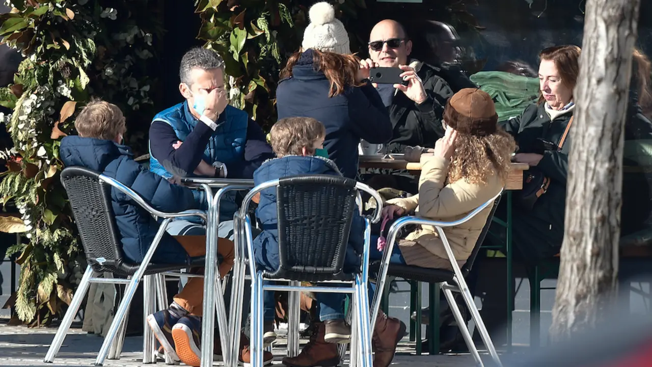 Una familia en una terraza en las inmediaciones del Sardinero, Santander. / HARDY