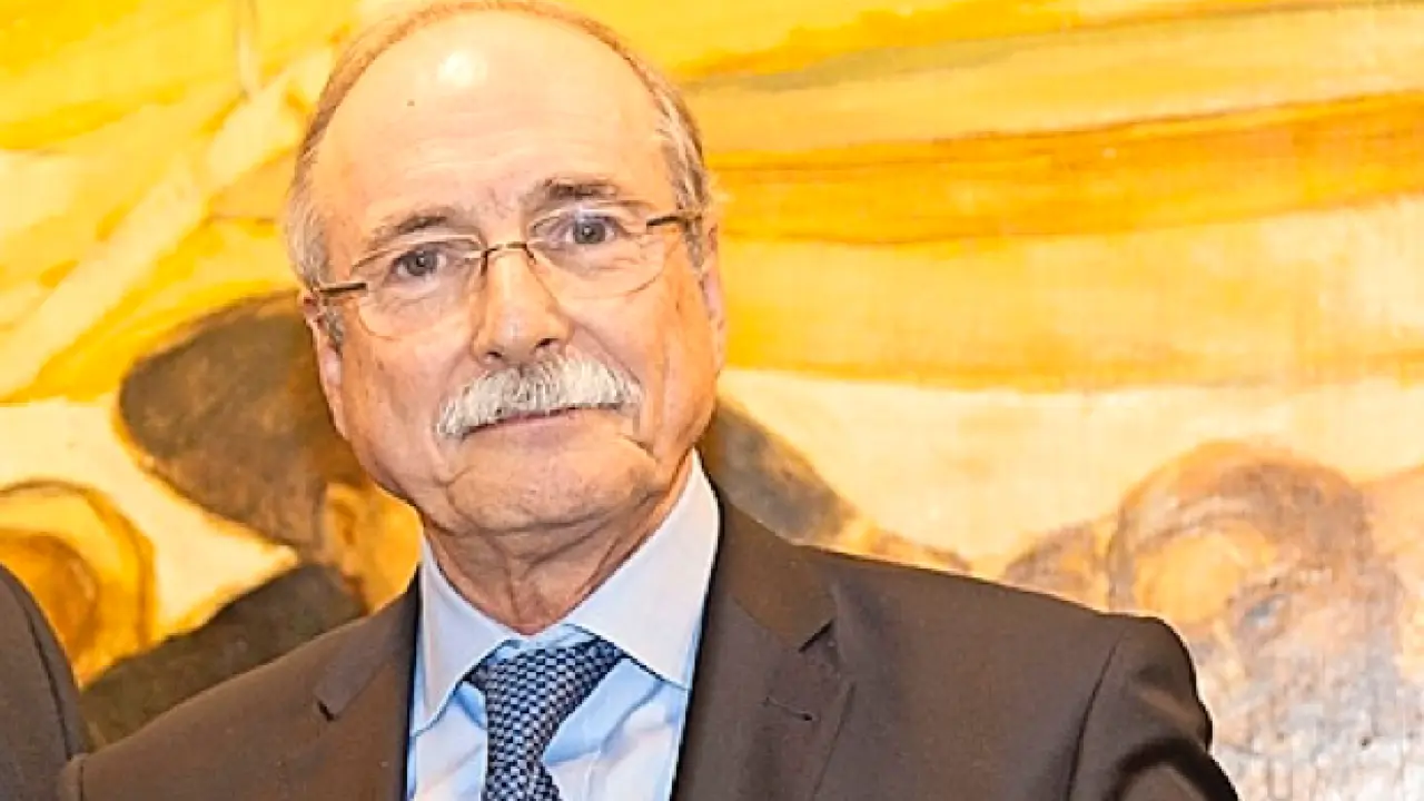 El catedr&aacute;tico y cirujano Daniel Casanova con el galard&oacute;n del Colegio de M&eacute;dicos de Cantabria. / alerta