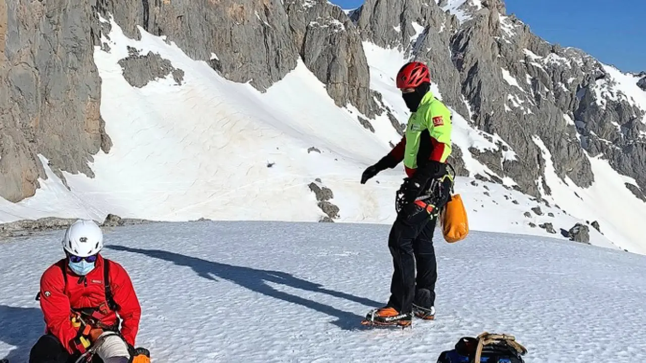 Un momento de uno de los rescates de ayer en Picos de Europa. / Emergencias Cantabria