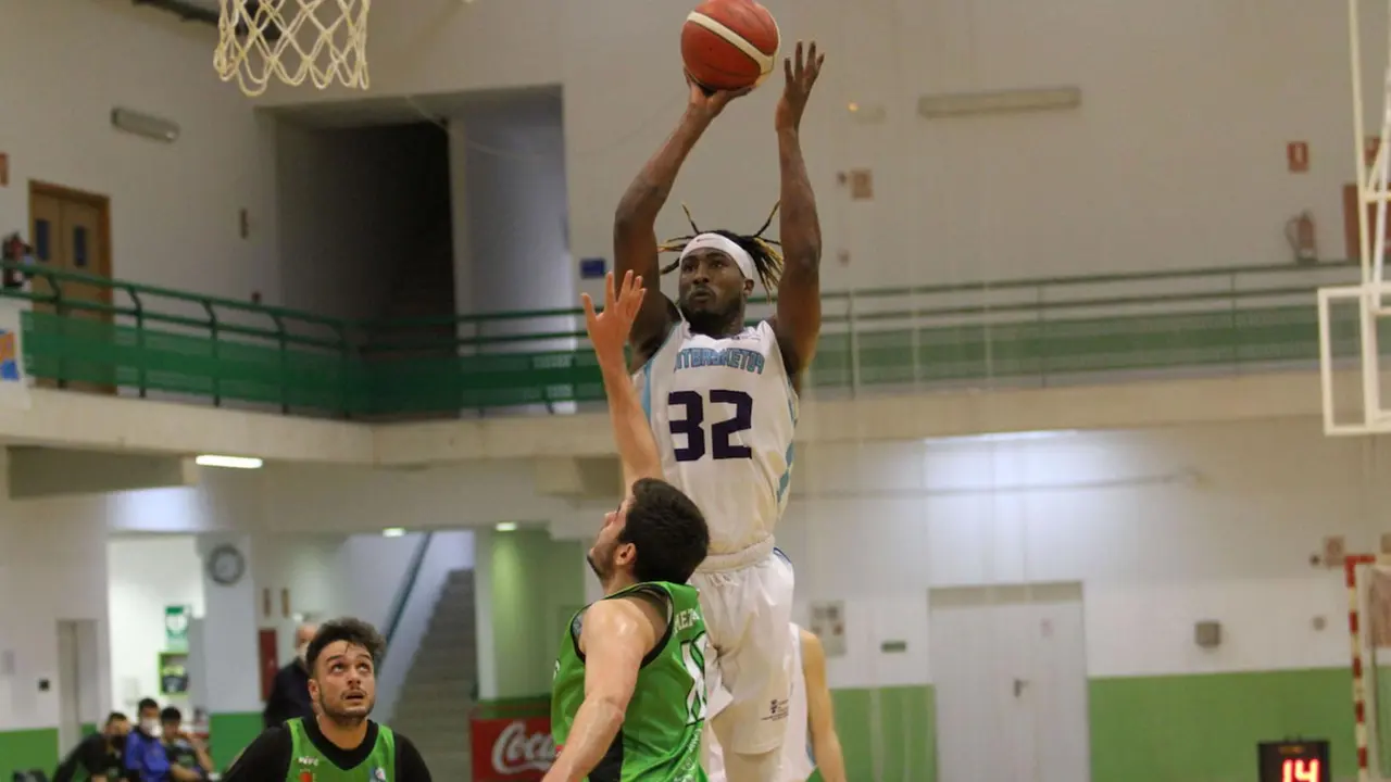 Un excelente Rasheed Worrell fue el MVP del intenso partido disputado en el pabell&oacute;n Enrique Tagle &lsquo;El Moli&rsquo; de Parbay&oacute;n. / pablo lanza
