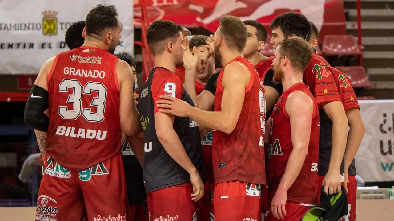 Los jugadores del A. Cantabria celebrando la victoria. / Hugo G&oacute;mez