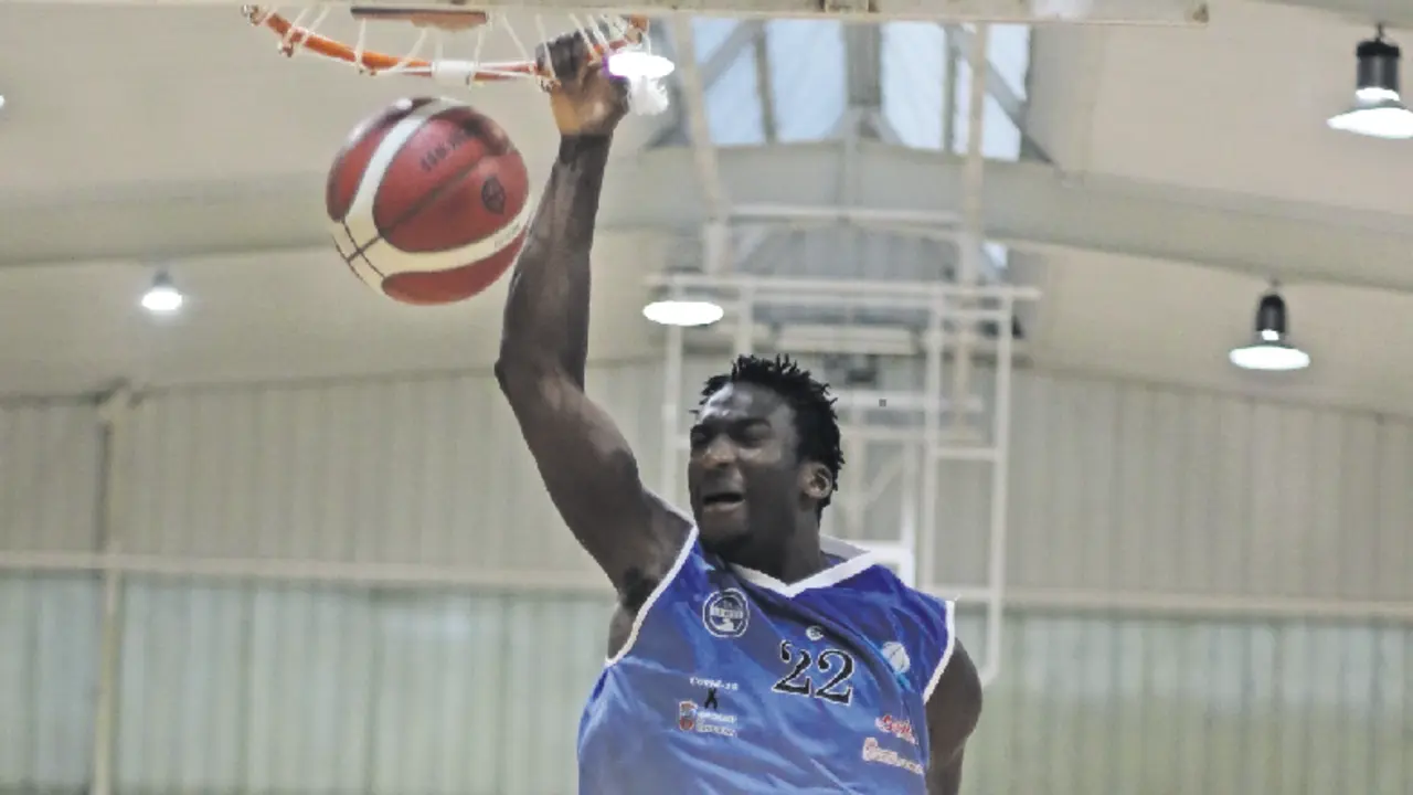 Kemel Archer machacando el aro rival. / Sergio Cocho