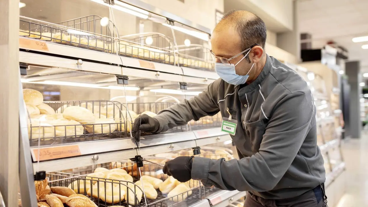 Trabajador de Mercadona en un supermercado de Val&egrave;ncia