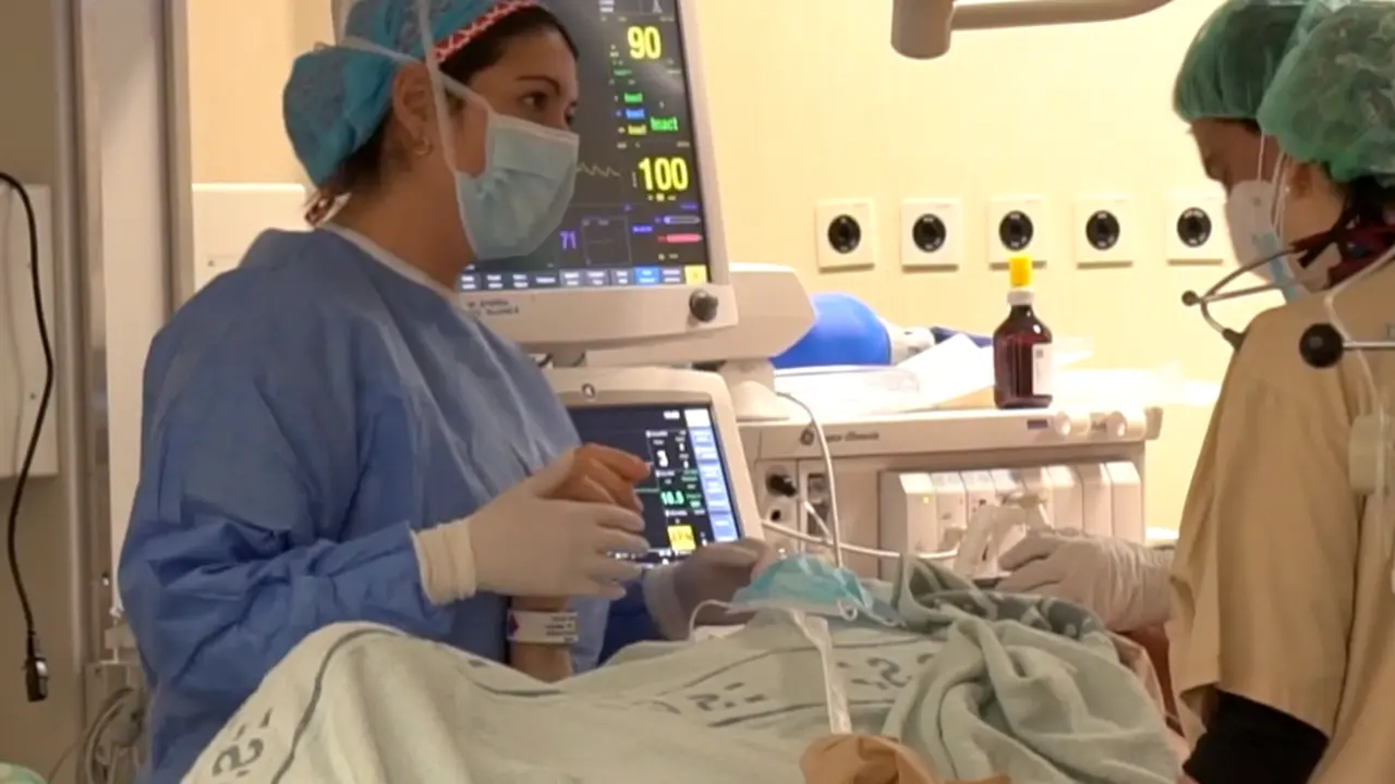 Varios sanitarios con un paciente en el Hospital Marqu&eacute;s de Valdecilla. / TREVOL