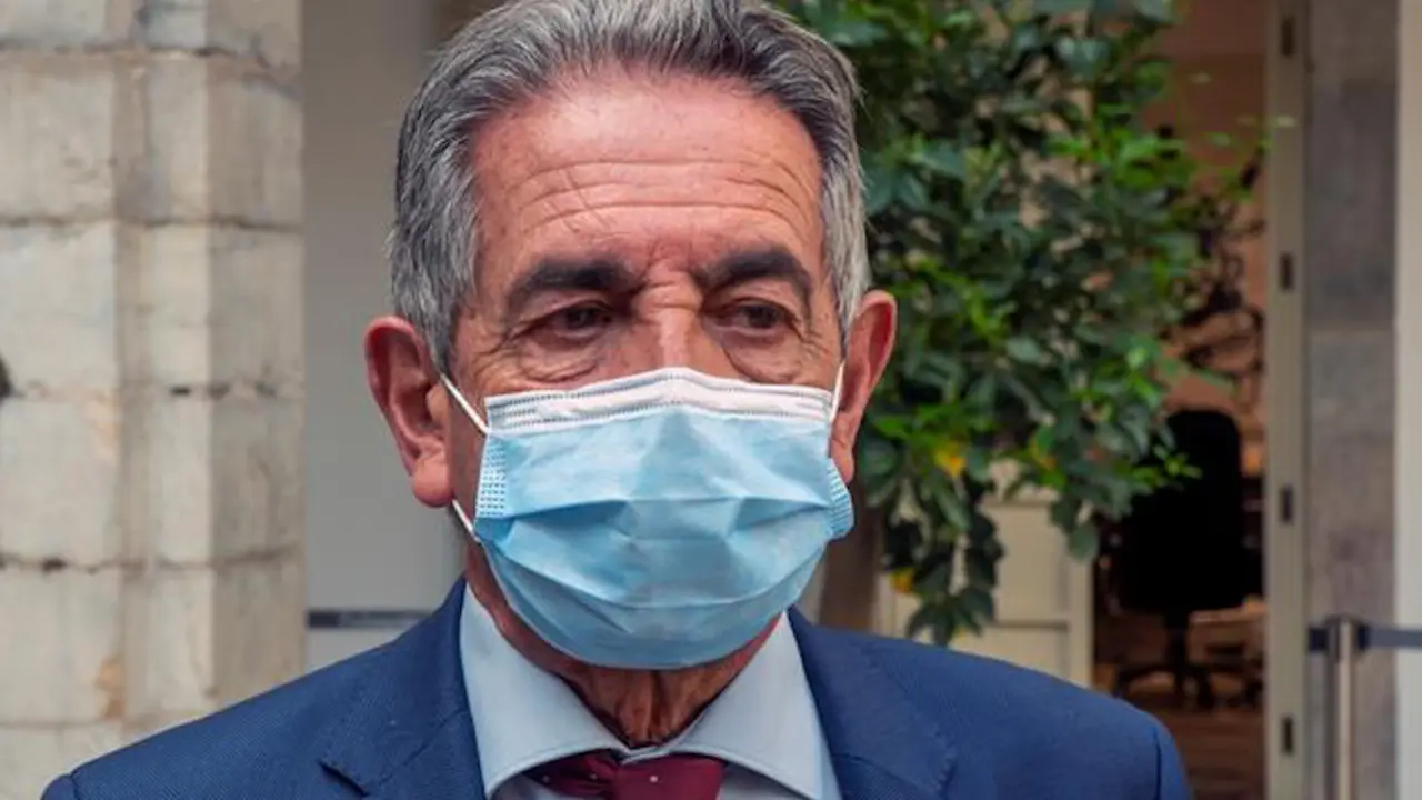 El presidente de Cantabria, Miguel &Aacute;ngel Revilla se dirige a los medios este lunes en Santander donde ha explicado que la ministra para la Transici&oacute;n Ecol&oacute;gica, Teresa Ribera, le ha ofrecido "alg&uacute;n tipo de alternativa que pueda hacer conciliable las presiones que ella tiene de determinados sectores ecolog&iacute;stas" en el asunto del lobo. EFE/ Rom&aacute;n G. Aguilera