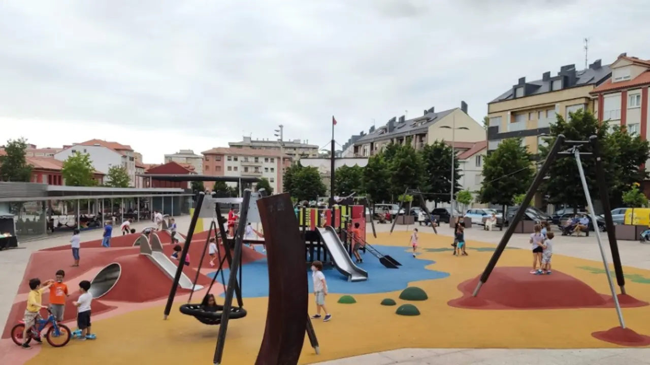 Vista del parque infantil situado en La Llama de Torrelavega. / ALERTA