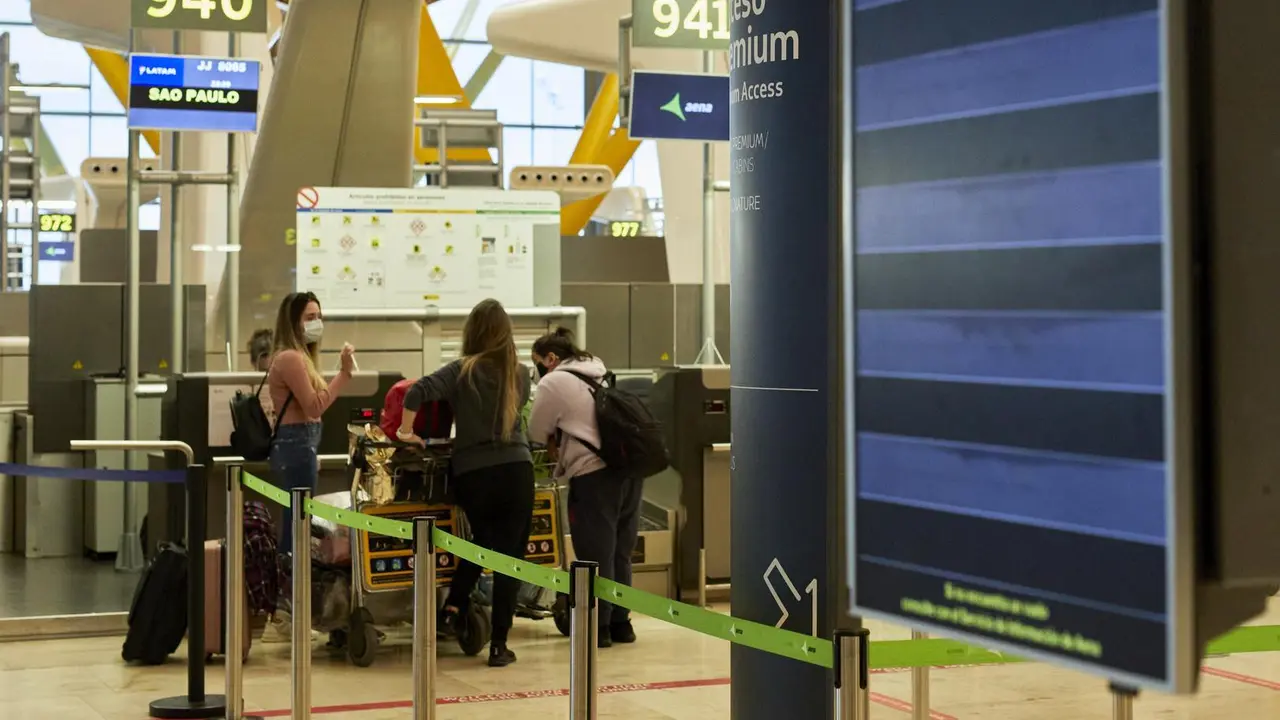 Varias personas facaturan su equipaje en la terminal T4 del Aeropuerto Adolfo Su&aacute;rez Madrid-Barajas el mismo d&iacute;a en que se restringen los vuelos procedentes de Brasil y Sud&aacute;frica, en Madrid, (Espa&ntilde;a), a 3 de febrero de 2021. Esta restricci&oacute;n, impuesta por