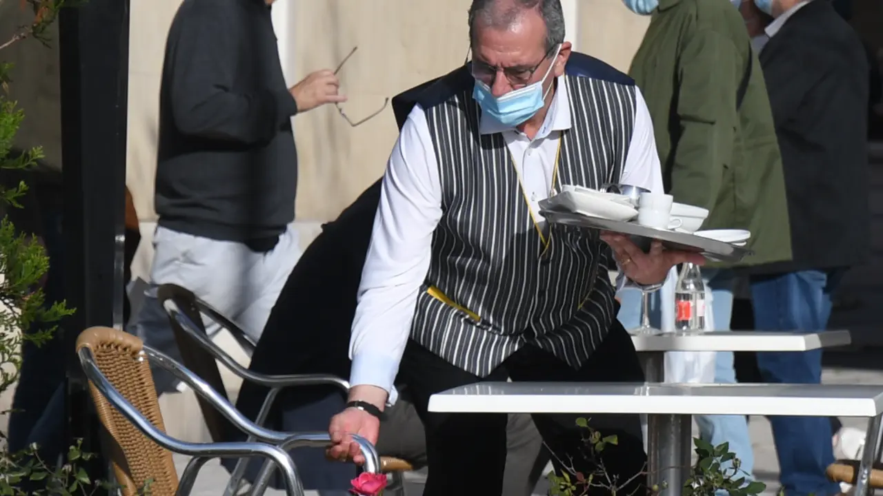 Un camarero prepara una mesa en el centro de Santander. / Hardy