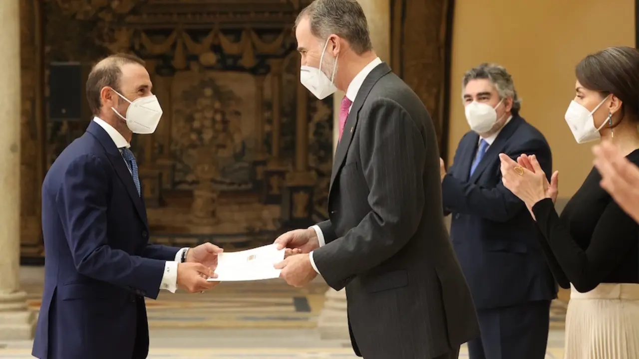 El Rey Felipe VI entrega al ciclista Alejandro Valverde su Premio Nacional del Deporte 2018. / E. PRESS