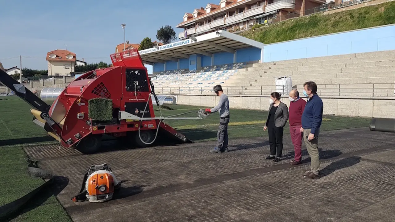 Inicio de los trabajos para dotar al campo de f&uacute;tbol El Casta&ntilde;ar de c&eacute;sped artificial. / E. PRESS