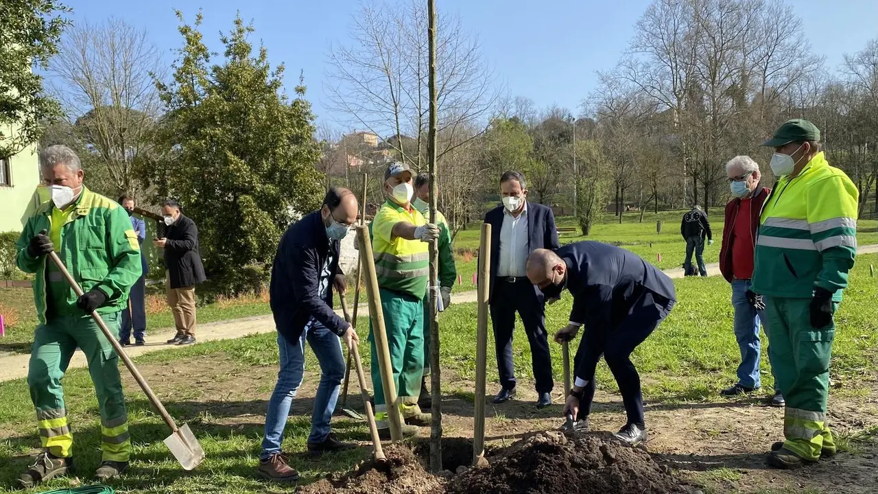 Urraca durante la plantaci&oacute;n de un &aacute;rbol en el parque Miravalles en 2021. / ALERTA