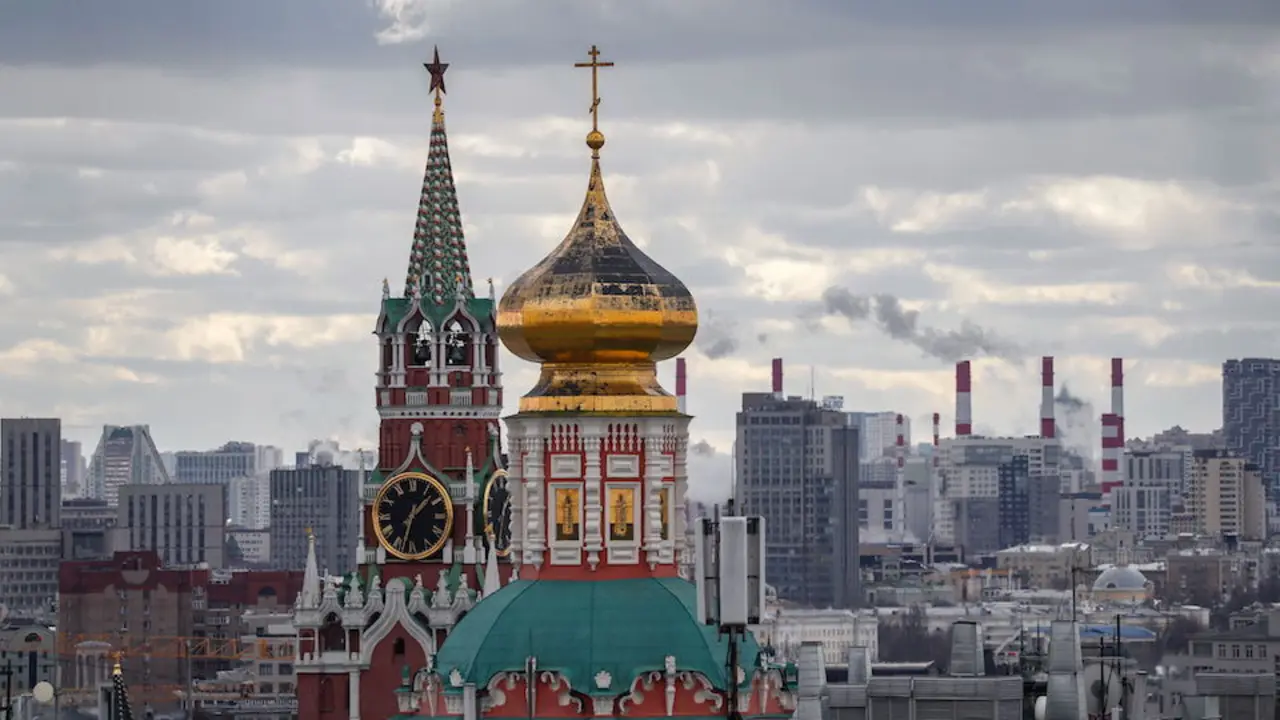 Vista de la torre Spasskaya en el centro de Mosc&uacute;, Rusia. / EFE/EPA/YURI KOCHETKOV