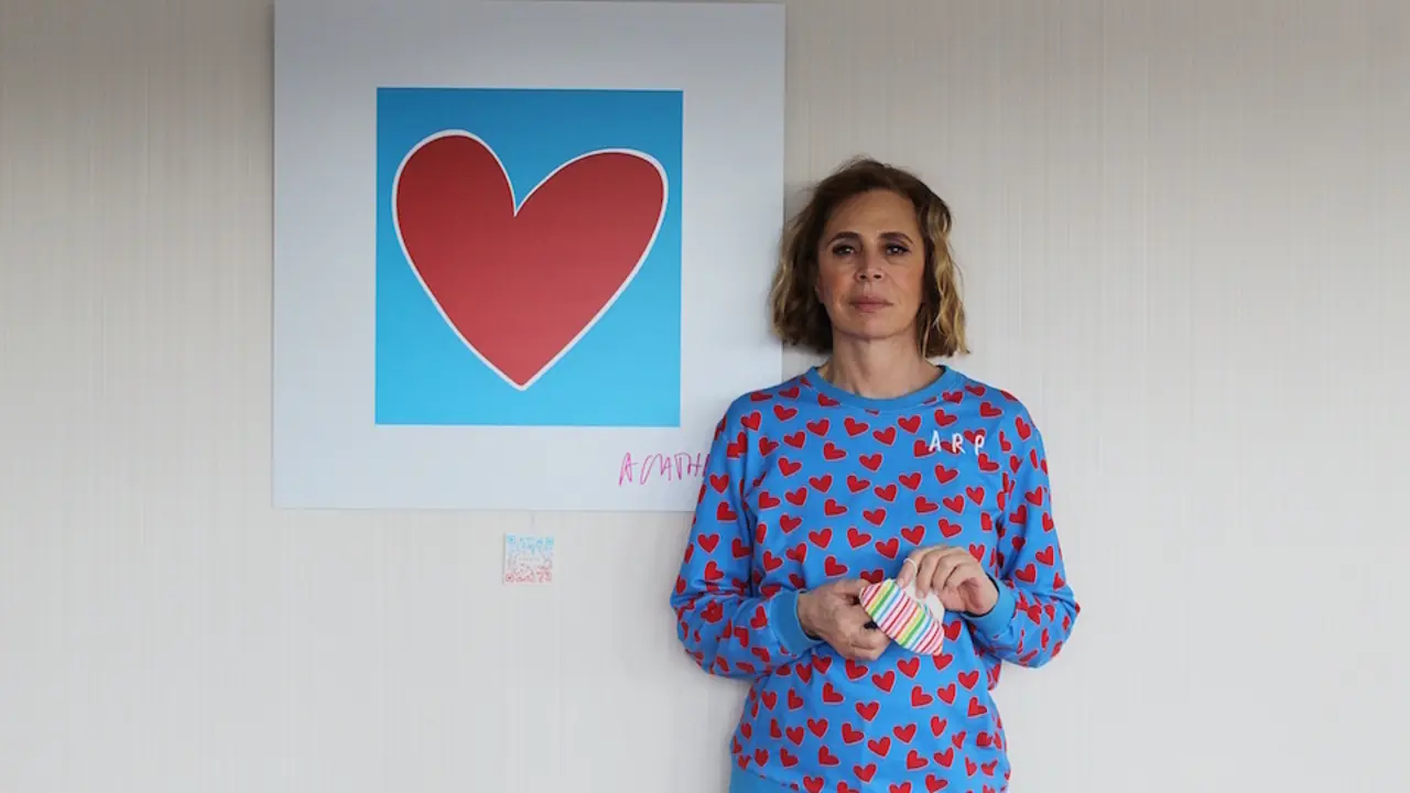 Agatha Ruiz de la Prada con uno de sus dise&ntilde;os. / FUNDACI&Oacute;N (H)ARTE