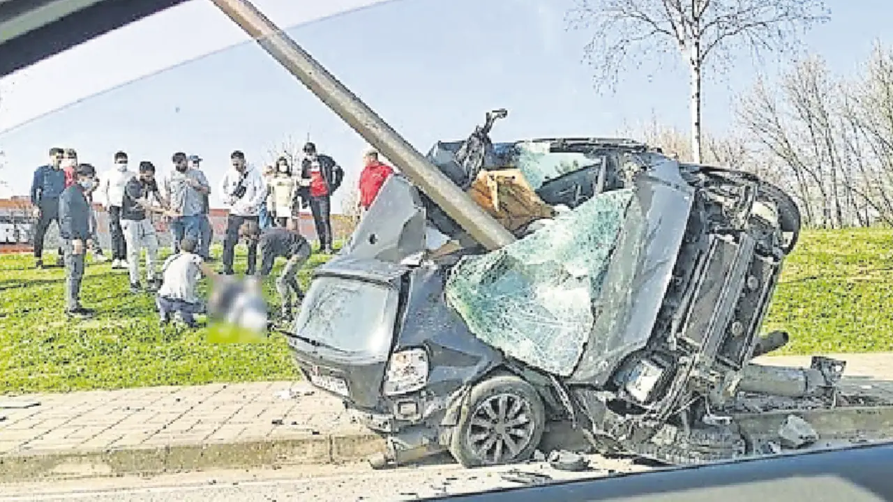 El coche qued&oacute; totalmente destrozado. / alerta