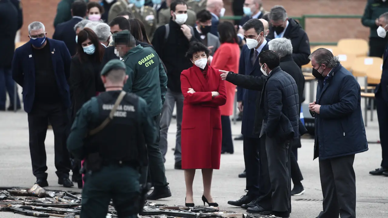 El presidente del Gobierno, Pedro S&aacute;nchez (4d), y la ministra de Educaci&oacute;n y Formaci&oacute;n Profesional, Isabel Cela&aacute; (5d), durante un acto de destrucci&oacute;n simb&oacute;lica de casi 1.400 armas, en el Colegio de Guardias J&oacute;venes Duque de Ahumada, en Valdemoro, Madrid (Espa&ntilde;a), a 4 de marzo de 2021. La mayor&iacute;a de las armas fueron incautadas a la banda terrorista ETA y un 10% de ellas a la organizaci&oacute;n armada GRAPO. Las armas estaban en manos de la Audiencia Nacional y su carrera judicial `se ha agotado&acute;, es decir ya no tienen validez como prueba.
04 MARZO 2021;PEDRO S&Aacute;NCHEZ;ARMAS;DESTRUCCI&Oacute;N;GUARDIA CIVIL;GOBIERNO;TERRORISMO
Eduardo Parra / Europa Press
4/3/2021