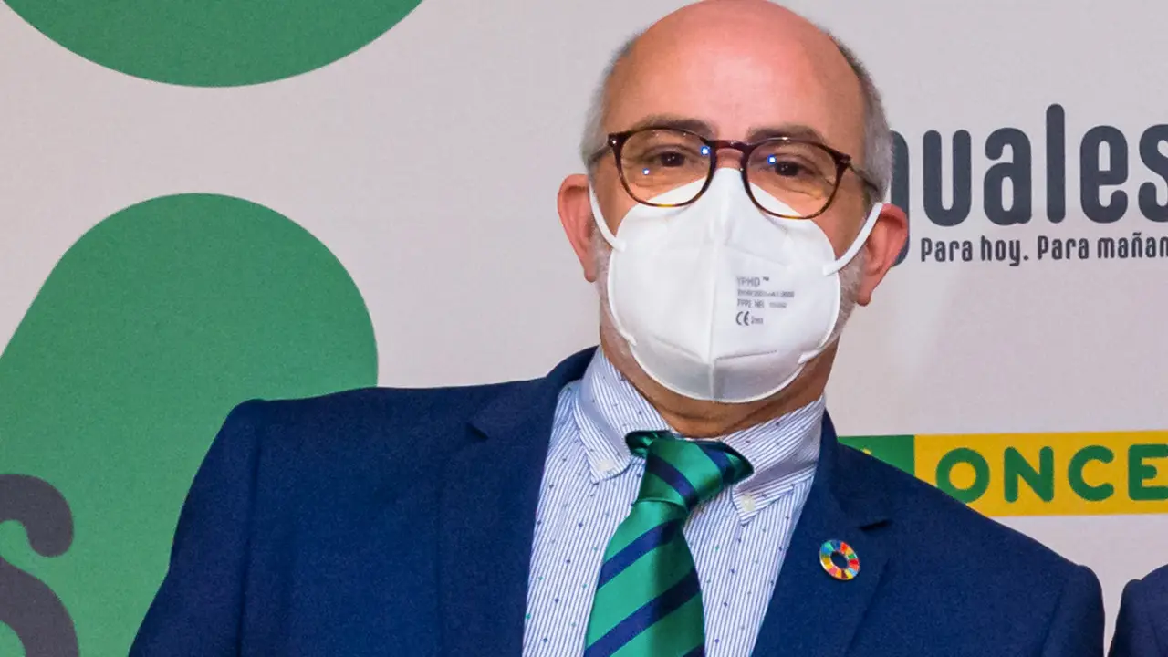 El consejero de Sanidad, Miguel Rodr&iacute;guez durante un acto en la sede de la ONCE. / Ra&uacute;l Lucio