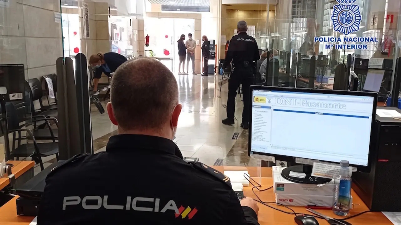 Oficina de renovaci&oacute;n del DNI. / POLIC&Iacute;A NACIONAL