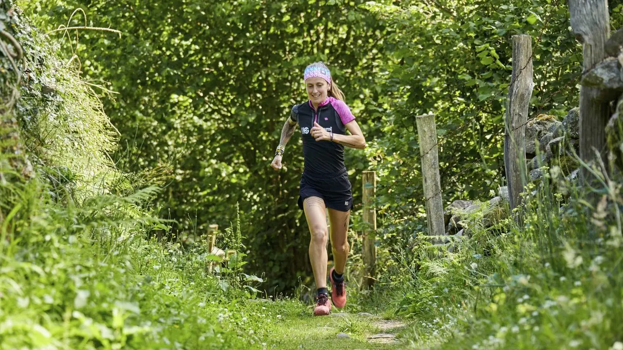 Azara Garc&iacute;a entrenando por los montes c&aacute;ntabros. / ALERTA