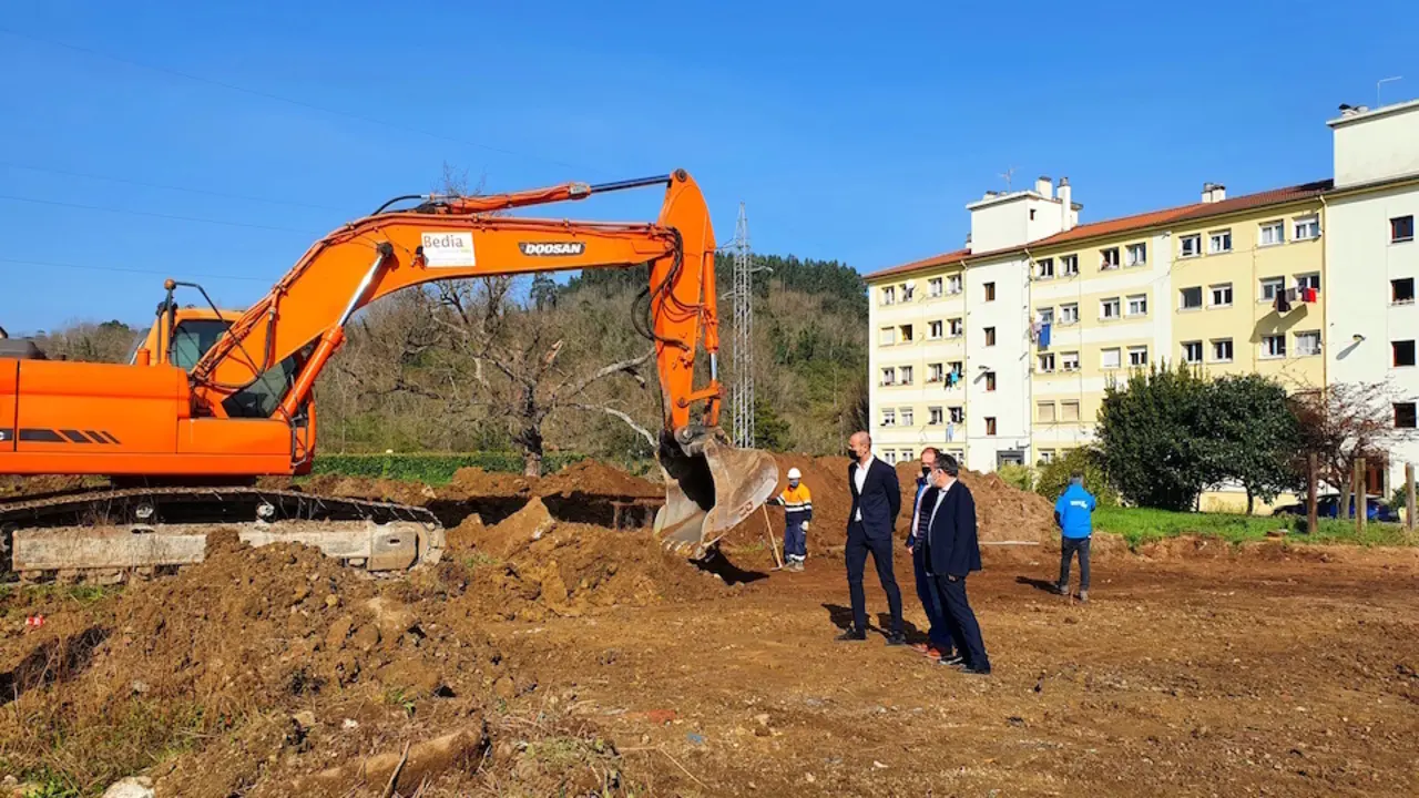 Comienzo de las obras del aparcamiento en el Barrio Covadonga. / ALERTA