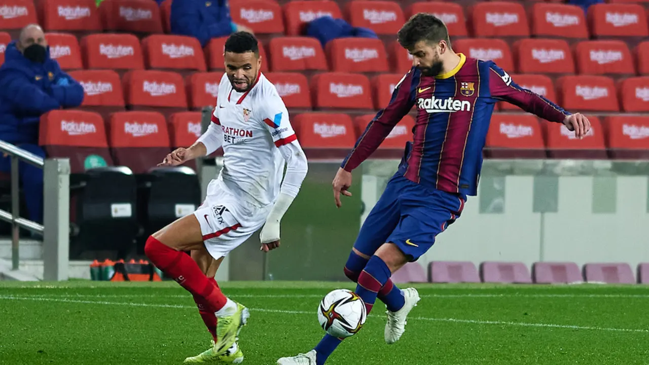 El central catal&aacute;n durante el encuentro copero ante el Sevilla. / E. PRESS