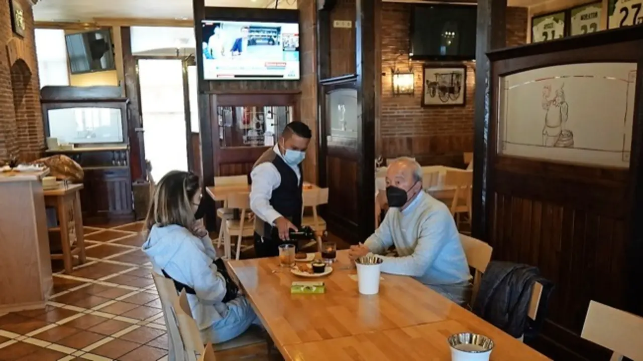 La apertura del interior de bares y restaurantes est&aacute; limitada a un tercio del aforo. / Hardy