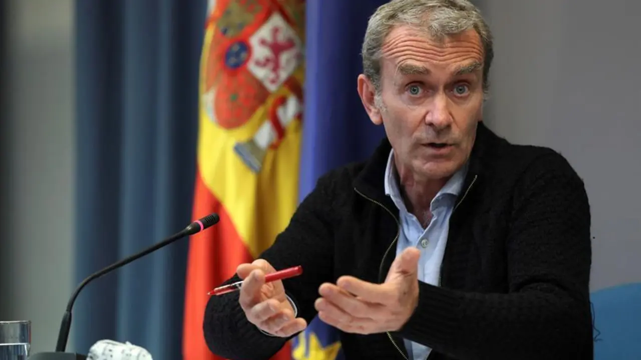 El director del Centro de Coordinaci&oacute;n de Alertas y Emergencias Sanitarias, Fernando Sim&oacute;n, este jueves en Madrid durante la rueda de prensa para ofrecer los &uacute;ltimos datos de la evoluci&oacute;n de la pandemia del coronavirus en Espa&ntilde;a. EFE/ Kiko Huesca