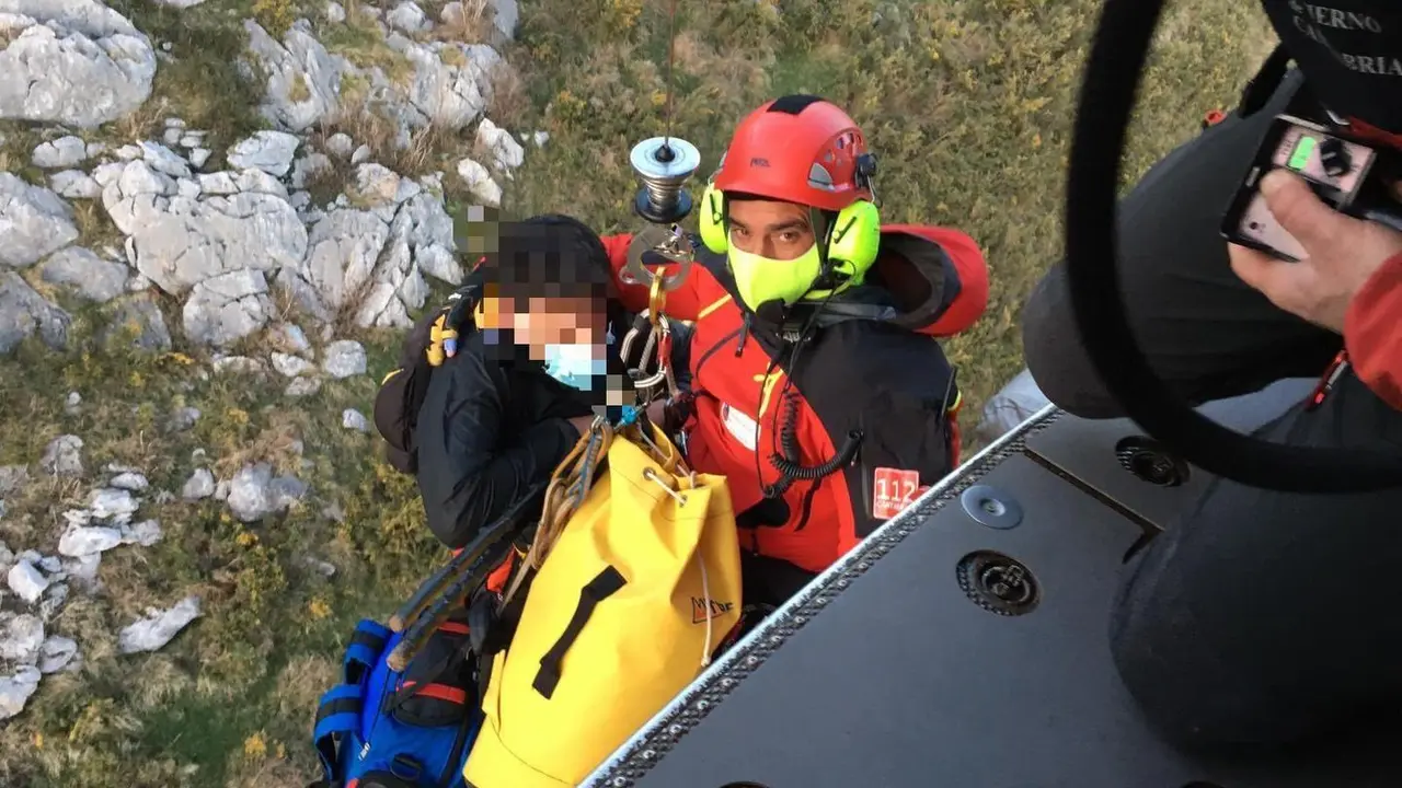 El equipo del 112 realiza la evacuaci&oacute;n de la vecina de Los Corrales. / 112