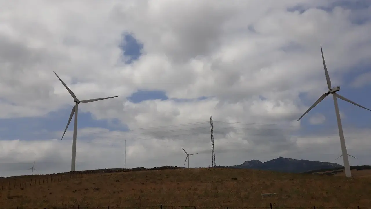 Archivo - Molinos de viento en la N-340, en Tarifa (C&aacute;diz)