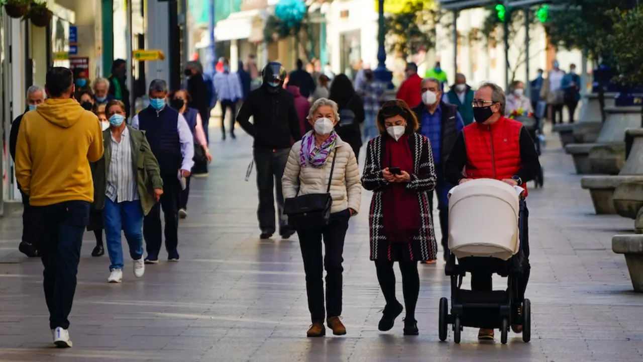 Varias personas con mascarilla pasean por el centro de Santander. / Hardy