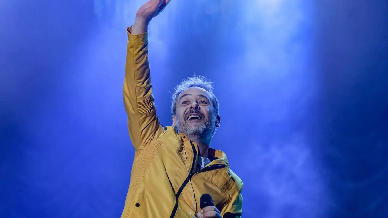 Archivo - El cantante de Love Of Lesbian, Santi Balmes, sobre el escenario durante la tercera jornada del festival de m&uacute;sica Sonorama Ribera 2019 en Aranda de Duero (Burgos).