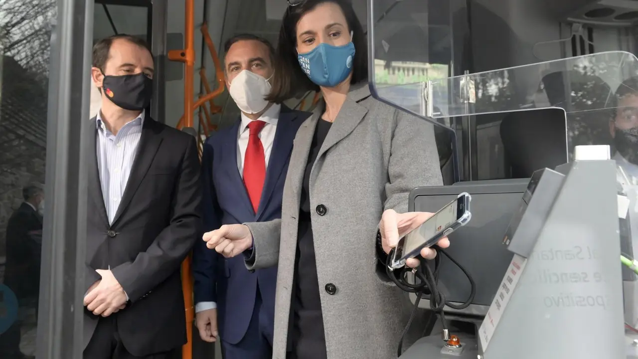 La alcaldesa, Gema Igual, en la presentaci&oacute;n del sistema de pago a trav&eacute;s de tarjeta sin contacto en el TUS