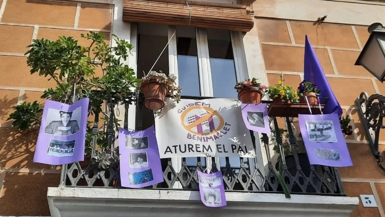 Barrio decorado con reivindicaciones feministas y urban&iacute;sticas en Val&egrave;ncia