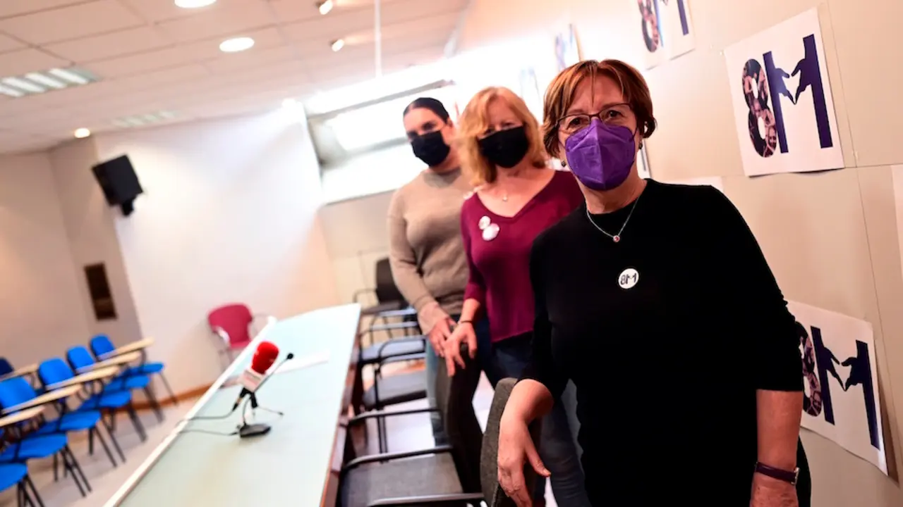 La secretaria de Igualdad de UGT Madrid, Ana S&aacute;nchez de la Coba (c); la vicepresidenta de la Federaci&oacute;n de Asociaciones de Mujeres de la Comunidad de Madrid, Elena Sig&uuml;enza (d) y la portavoz del Movimiento Feminista de Madrid, Claudia Stein (i), ofrecen una rueda de prensa en Madrid. / EFE/ V&iacute;ctor Lerena