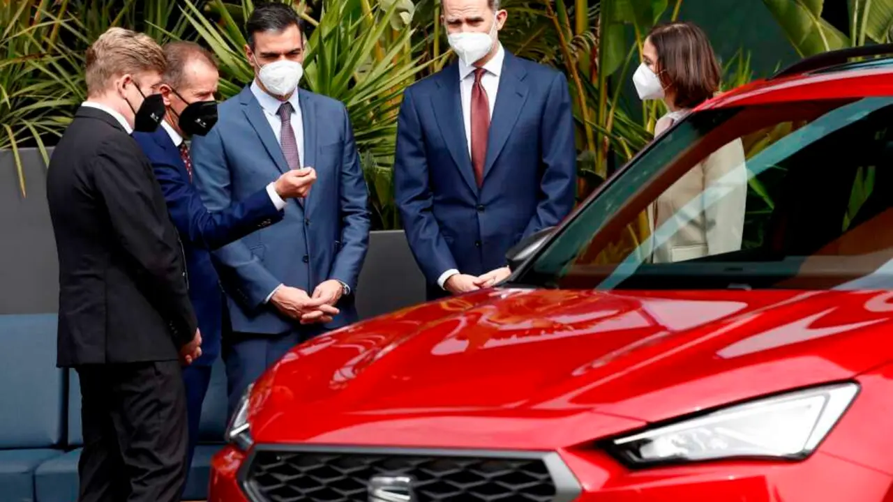 El rey Felipe VI junto al presidente del Gobierno, Pedro S&aacute;nchez (3i), el presidente del Grupo Volkswagen, Herbert Diess (2i); el presidente de SEAT y CUPRA, Wayne Griffiths (i), y la ministra de Industria, Reyes Maroto (d), durante la visita que realizan este viernes a la f&aacute;brica de SEAT en Martorell (Barcelona) con motivo del 70 Aniversario de la compa&ntilde;&iacute;a automovil&iacute;stica. EFE/Quique Garc&iacute;a