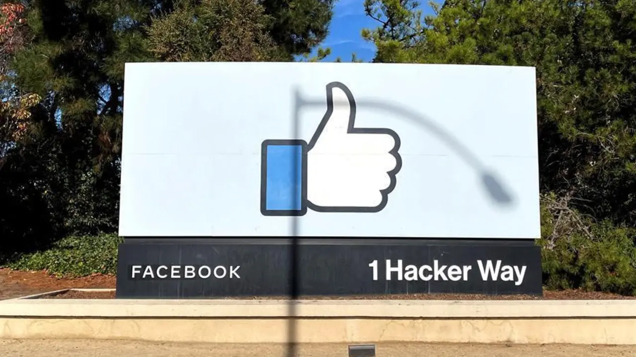 MOUNTAIN VIEW (CALIFORNIA), 05/03/2021.- Vista de la sede de Facebook en Menlo Park, California, Estados Unidos. Cinco d&iacute;as de apag&oacute;n informativo en Facebook Australia y los acuerdos individuales que medios de todo el mundo est&aacute;n alcanzando con las plataformas de internet han situado en el centro del debate la pregunta de si Google y Facebook deben pagar por las noticias que en ellas aparecen. EFE/ Marc Arcas