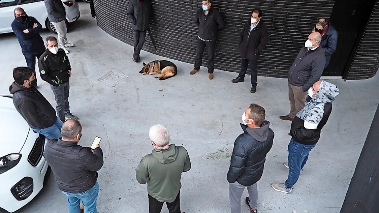 Reuni&oacute;n de los aficionados de Torrelavega, ayer en el exterior de la Severino Prieto. / Amen&aacute;bar