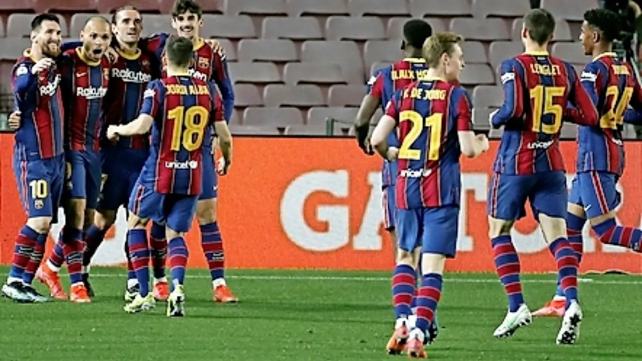 Los jugadores del Barcelona celebran la clasificaci&oacute;n para la final de la Copa del Rey. / EFE