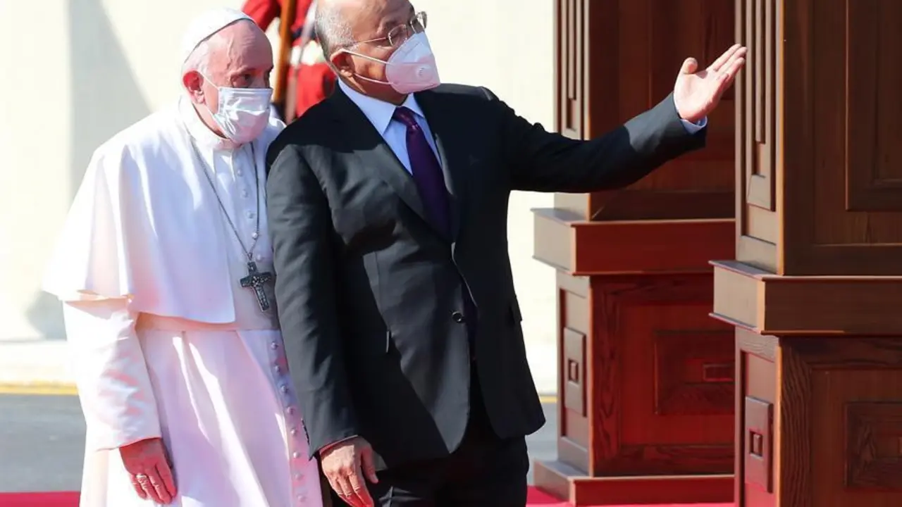 El presidente iraqu&iacute; Barham Salih (d) recibe al papa Francisco durante la ceremonia oficial de bienvenida celebrada en el Palacio Presidencial de Bagdad, hoy 5 de Marzo de 2021. EFE/EPA/AHMED JALIL