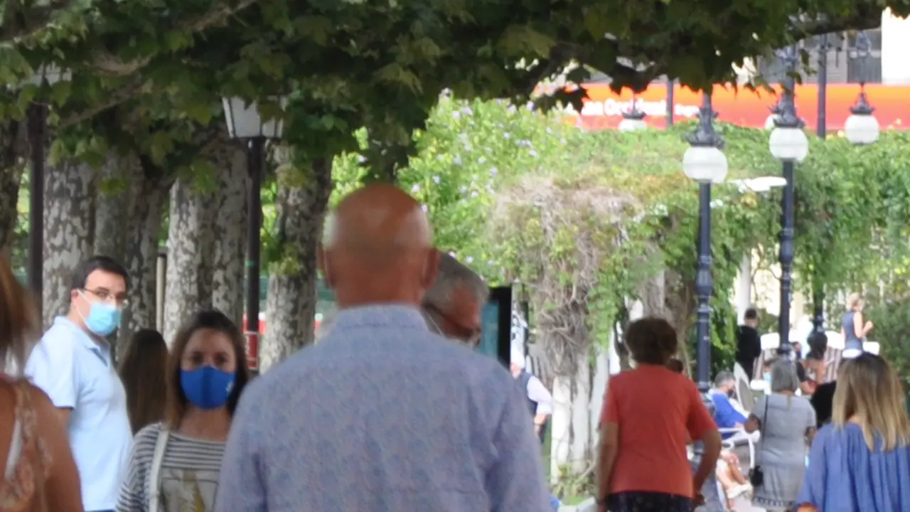 Varias personas con mascarilla pasean por la Avenida de Espa&ntilde;a de Torrelavega. / S. DIAZ
