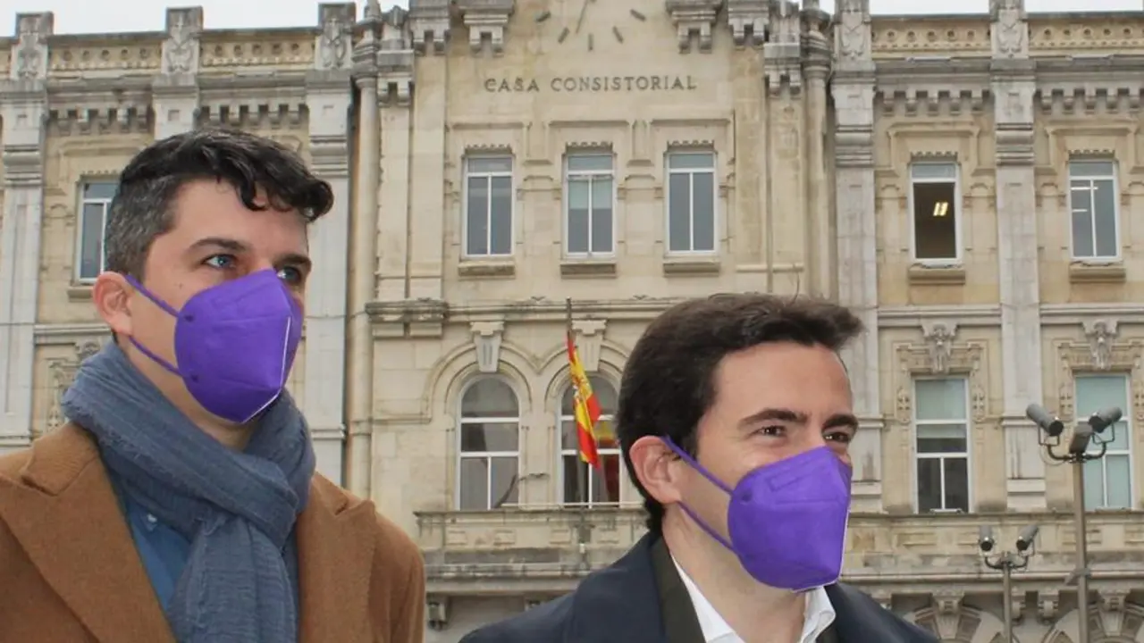 El portavoz del PSOE, Daniel Fern&aacute;ndez y Pedro Casares en la plaza del Ayuntamiento de Santander. / ALERTA