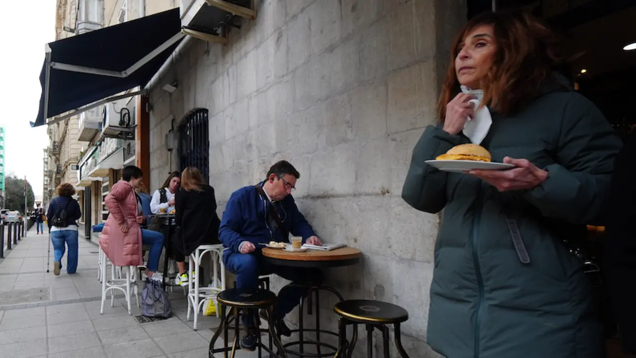 Varias personas disfrutan del desayuno en un local hostelero del centro de Santander. / HARDY