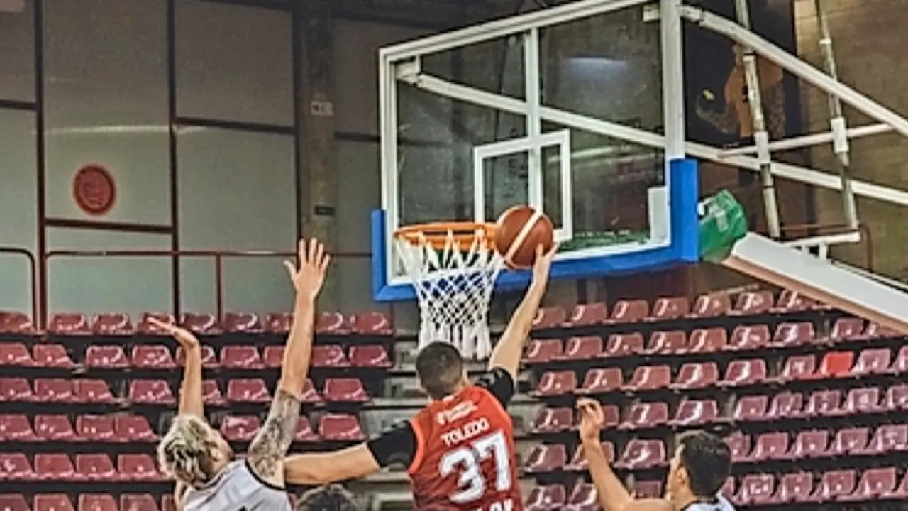 Imagen del partido de la primera vuelta entre GA Cantabria y Zentro Basket Madrid. / Hugo G&oacute;mez