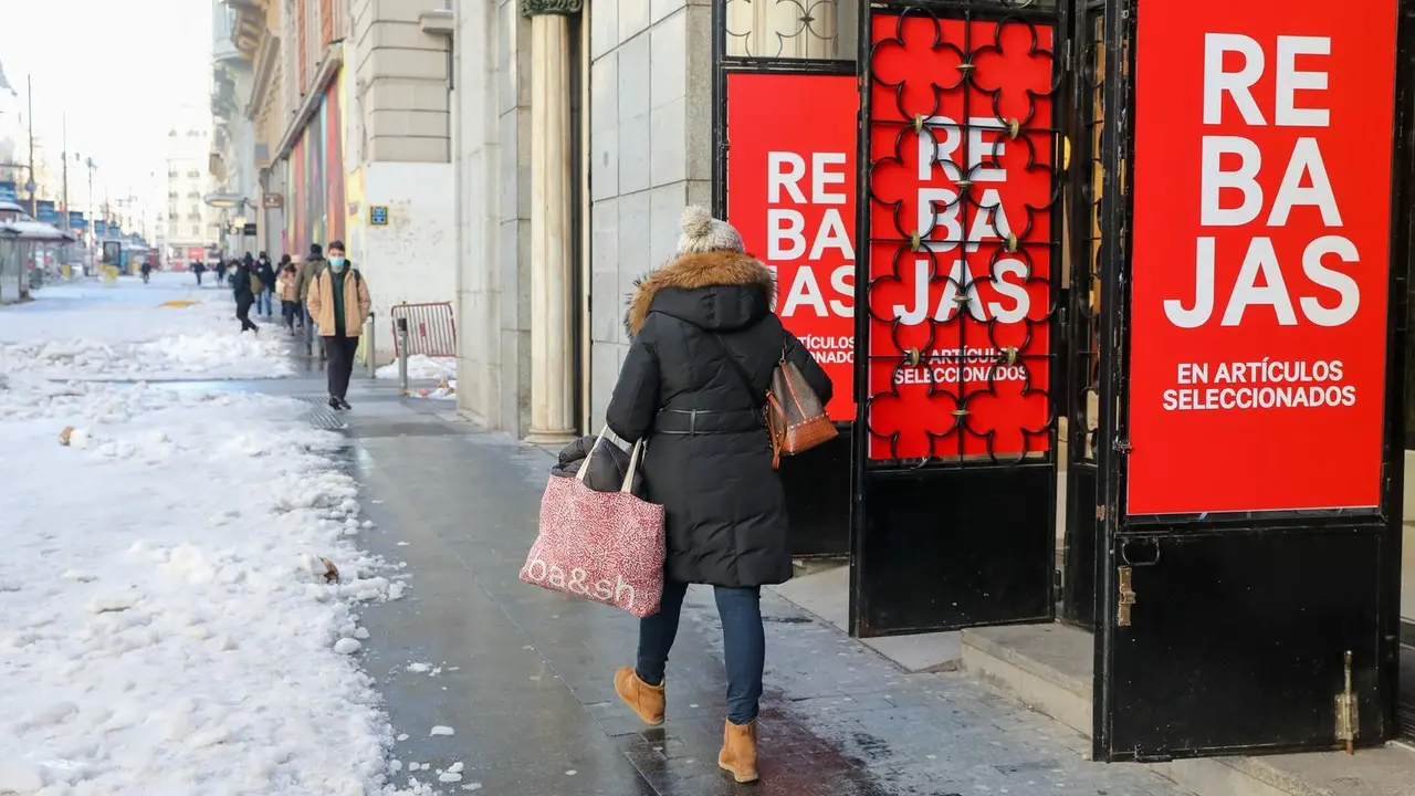 Archivo - Una mujer pasa por delante de un establecimiento durante el s&eacute;ptimo d&iacute;a de las rebajas de invierno, en Madrid