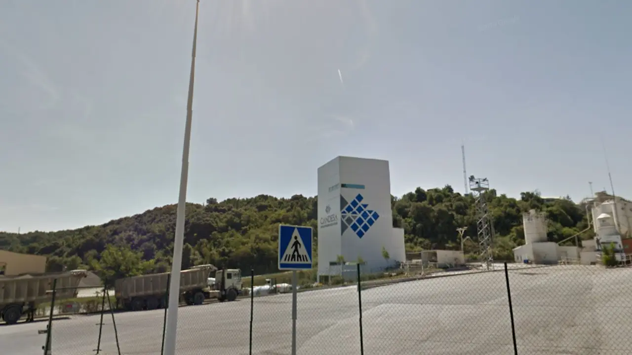 Vista general de la entrada de la empresa que ha recibido la ayuda. / ALERTA