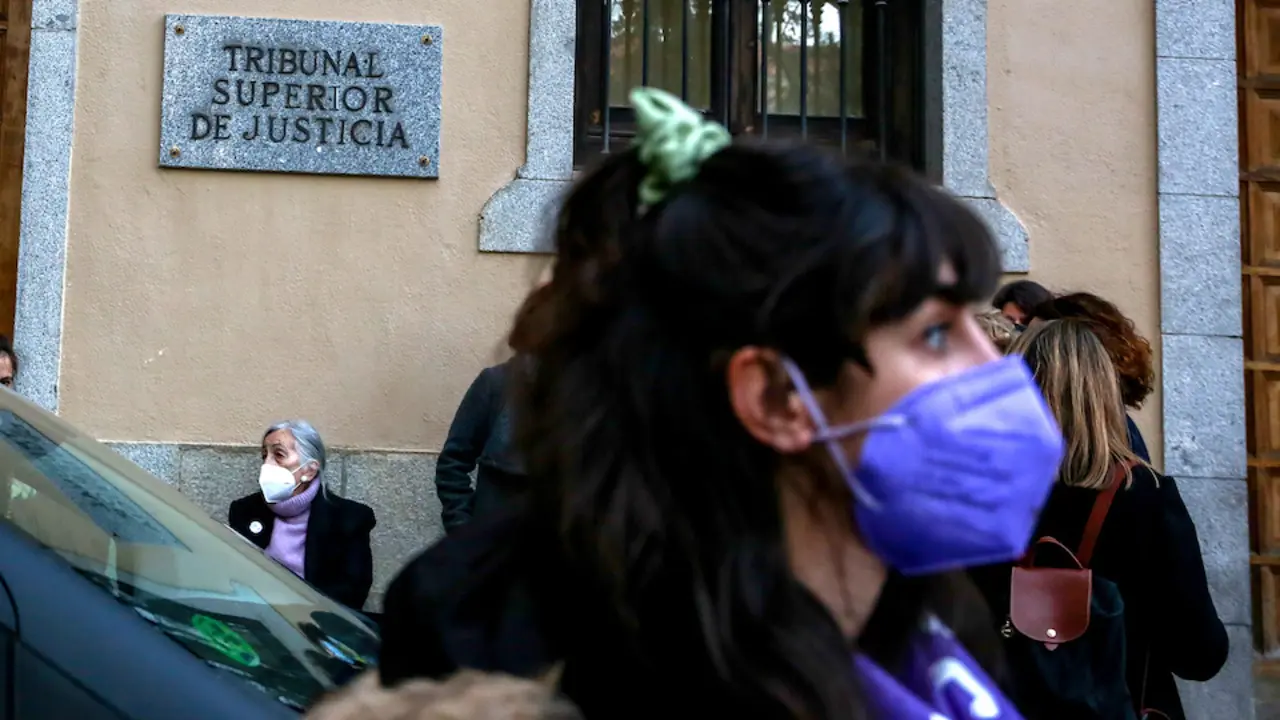 Varias personas de asociaciones feministas, entre ellas el Movimiento Feminista de Madrid se re&uacute;nen en las inmediaciones del Tribunal Superior de Justicia de Madrid (TSJM) para esperar la decisi&oacute;n de autorizar o denegar las manifestaciones del 8M, en Madrid (Espa&ntilde;a), a 6 de marzo de 2021. Ricardo Rubio / E. Press